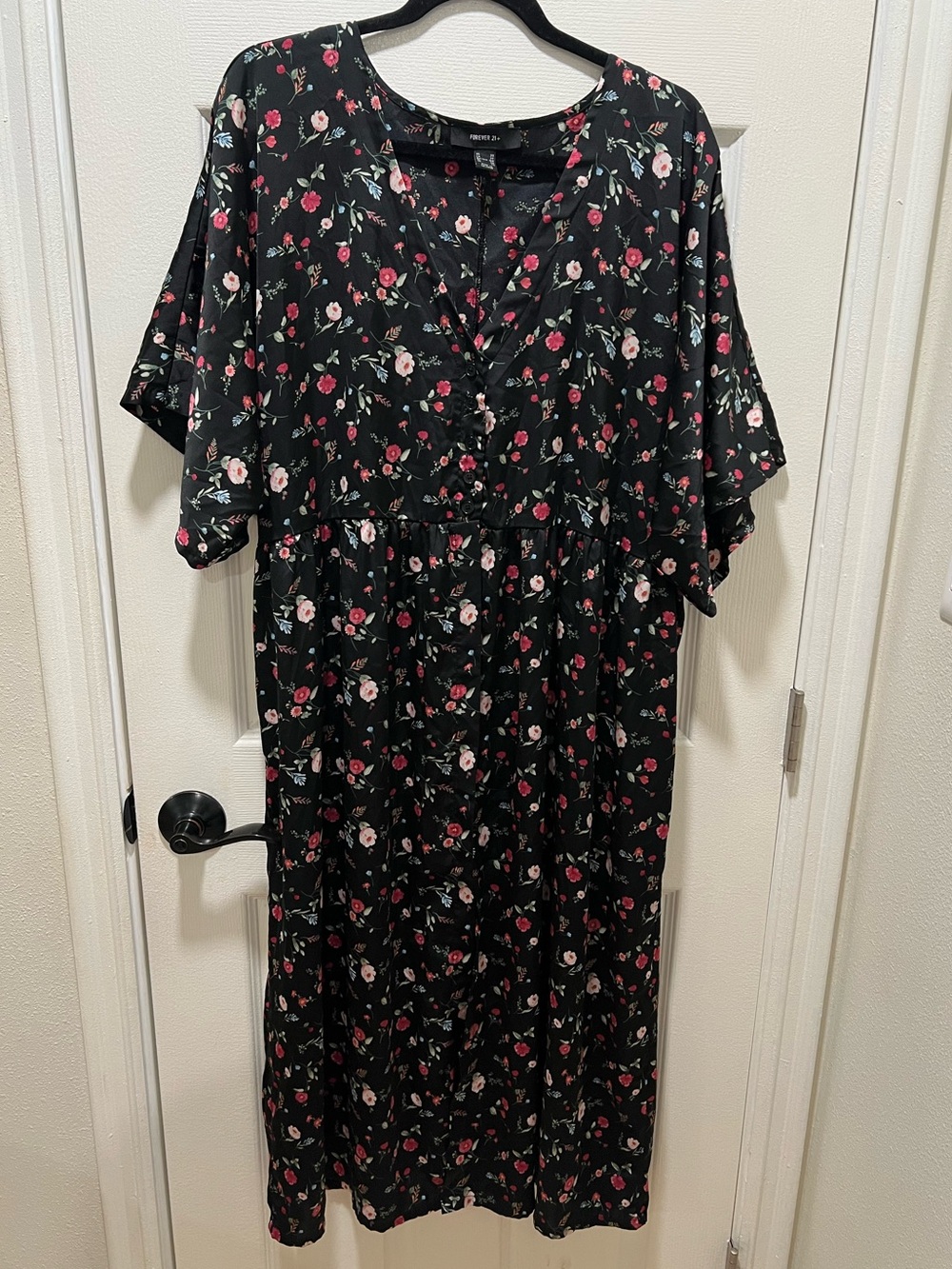 Forever 21+ Black Floral V-Neck Button-Front Kimono Maxi Dress | Plus Size (3X)